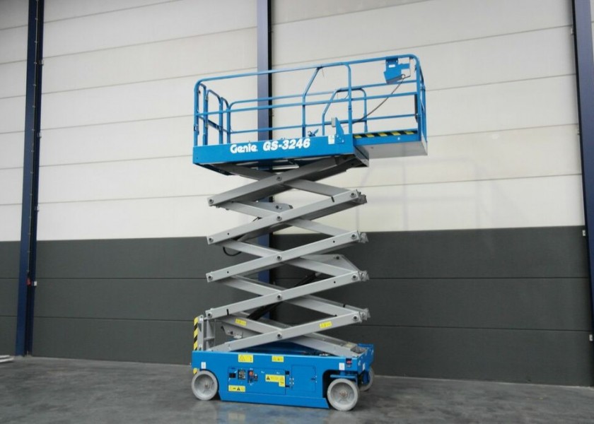 10m (32ft) Electric Scissor Lift 2