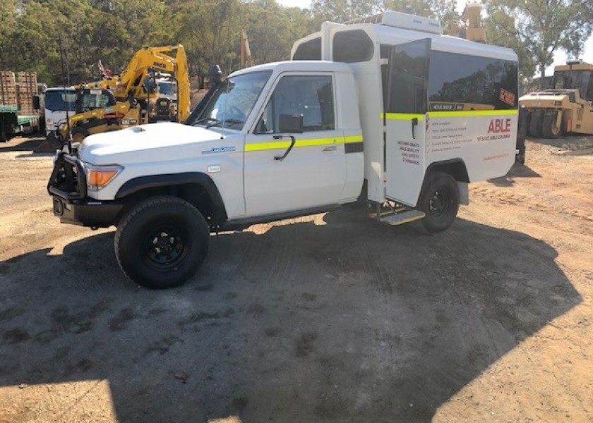 4x4 Bus - 12 Seats 4