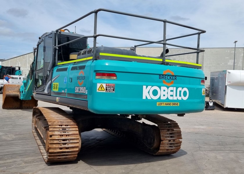 35T Kobelco excavator for dry or wet hire 3