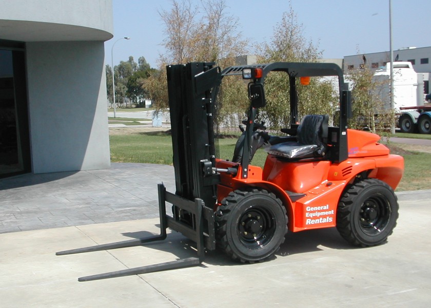 4WD ROUGH TERRAIN FORKLIFT 1