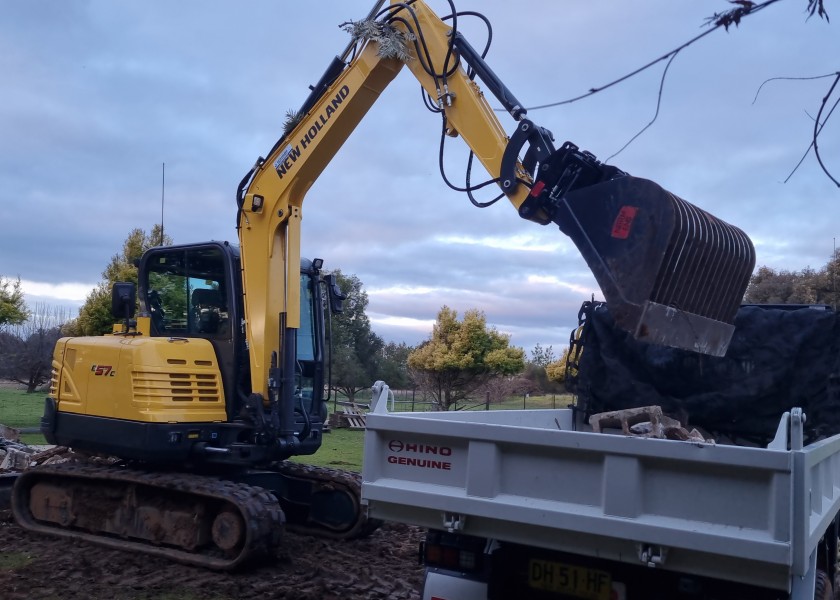 5.5T excavator Hire 1