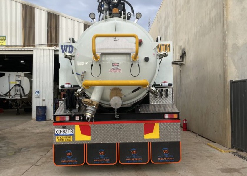 6300L Vac Truck 3