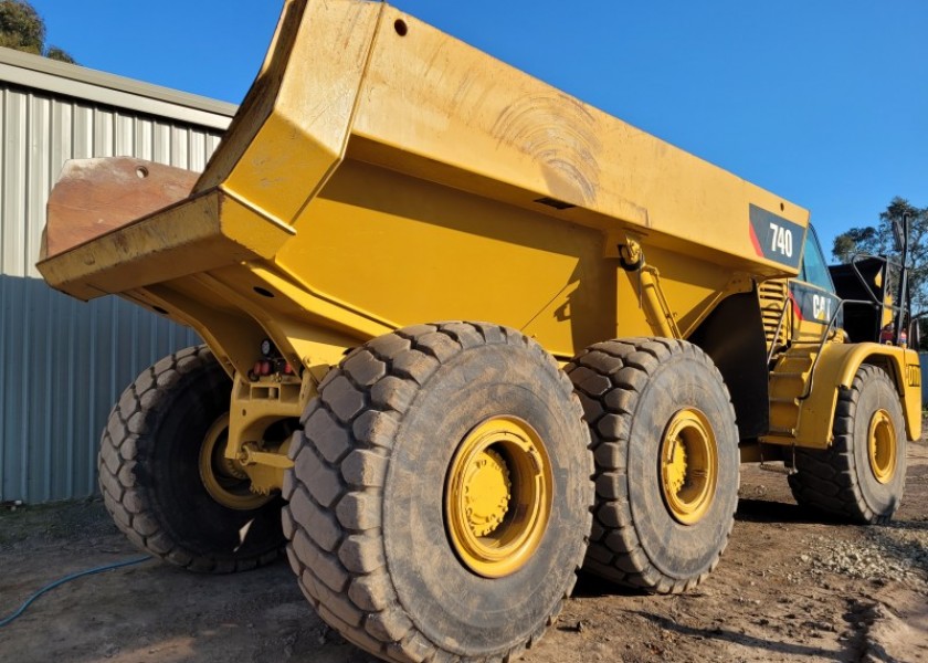 740 Caterpillar Dumptruck w/tailgate option 2