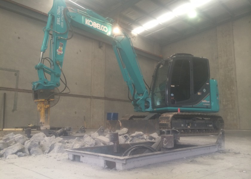 8 T KOBELCO EXCAVATOR 2