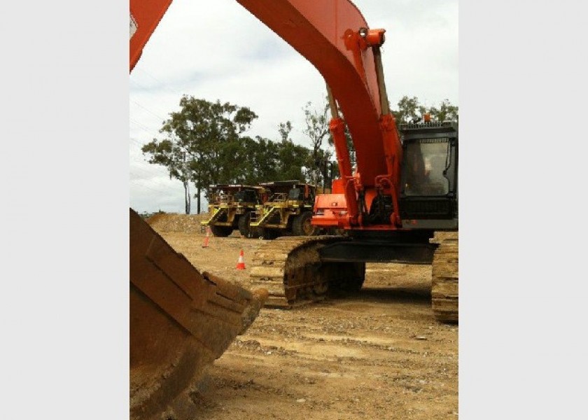 80T Hitachi Excavator 2