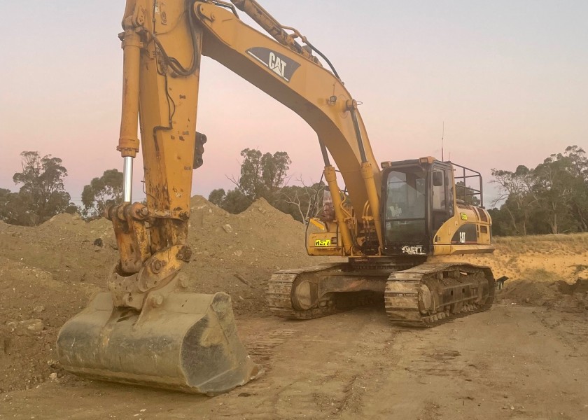 35T Caterpillar  Excavator w/Wood Shears & Grabs 1