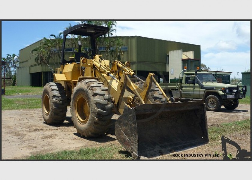 Cat 910 Front End Loader with Bucket, Forks and Low Group Pressure Tyres 1