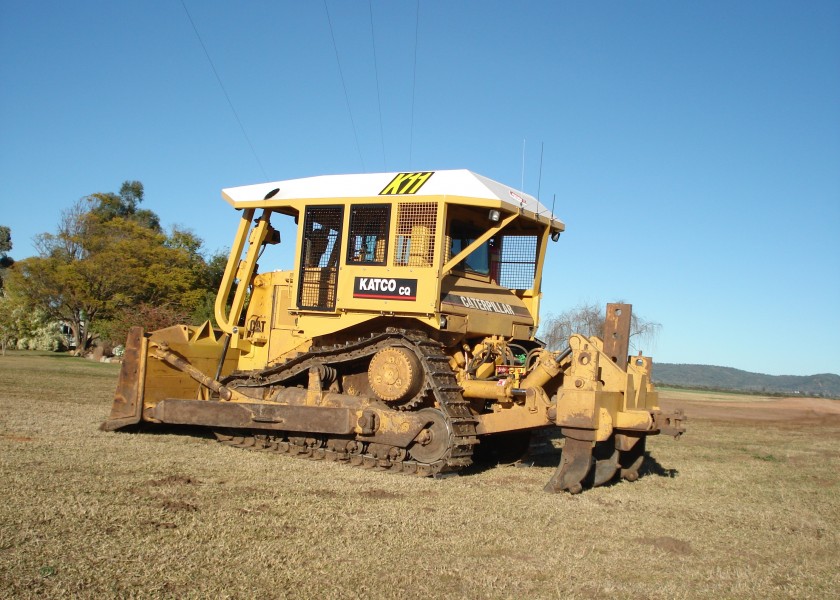CAT D8L -  scrub dozer w canopy, plough, seederbox, cuterbar, rake 4