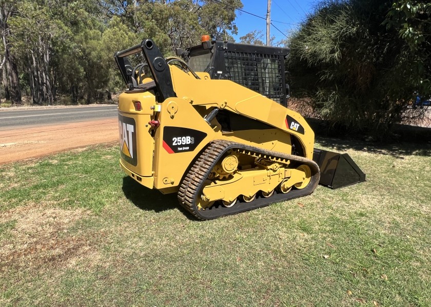 Cat Skid steer Bobcat 3