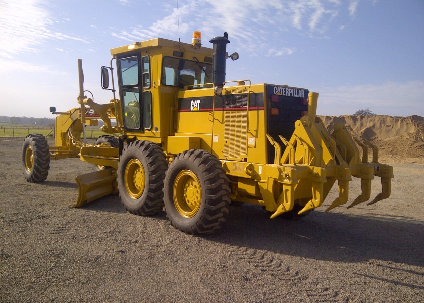 Caterpillar 140H Grader 1