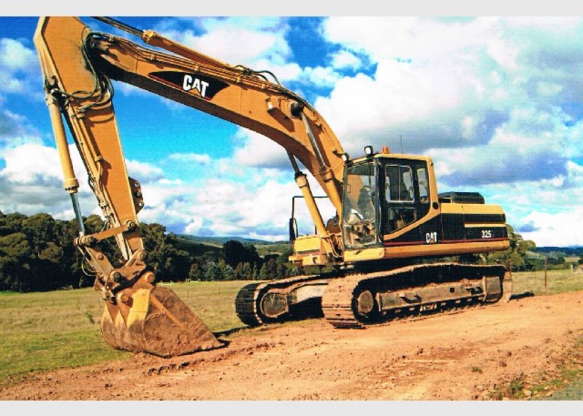 Caterpillar 325 Excavator 1