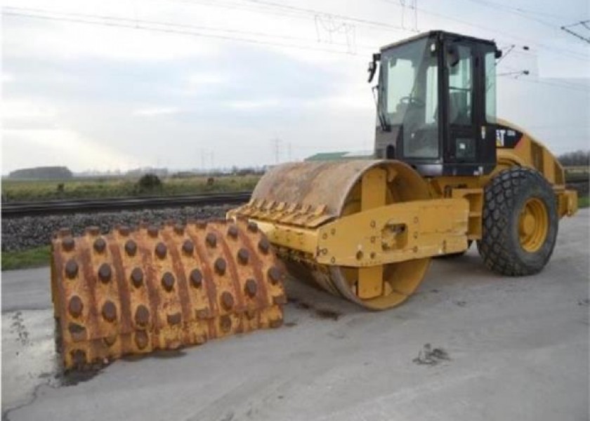 Caterpillar C856 Roller 1