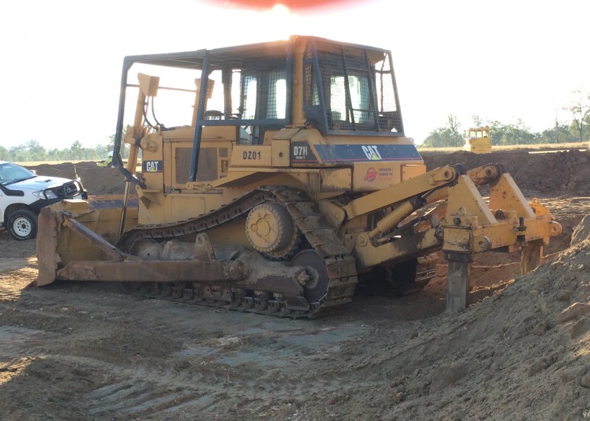 Caterpillar D7 H Dozer 1