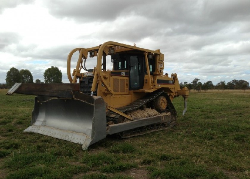 Caterpillar D7R II Bulldozer 1