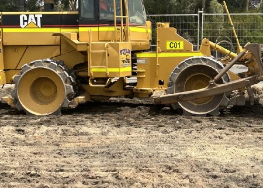 Caterpillar 815F Compactor 3