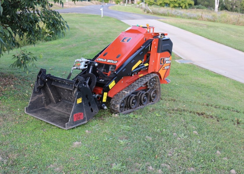 Ditch Witch SK600 Mini Loader 3