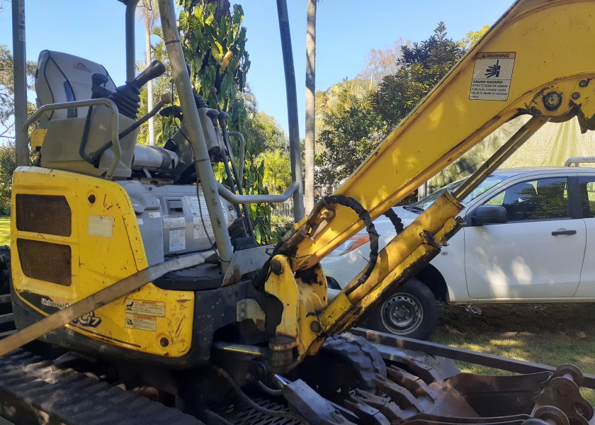 Excavator 1.7 tonne 2