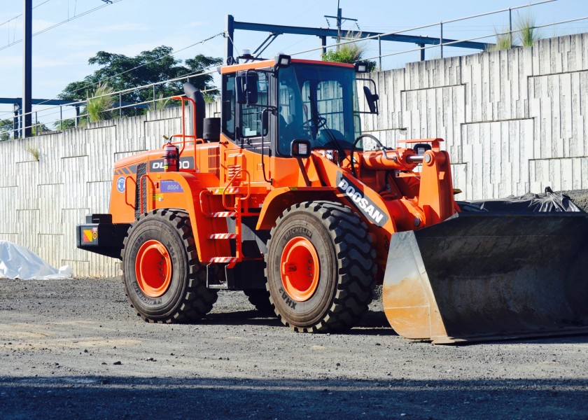 FRONT END LOADER DL300 1