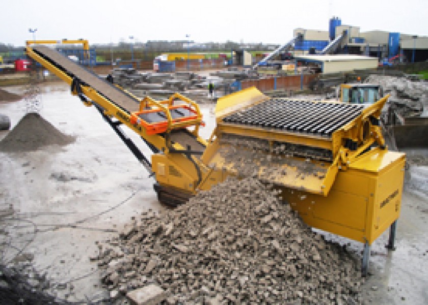 FTR150 Tracked Feeder 1