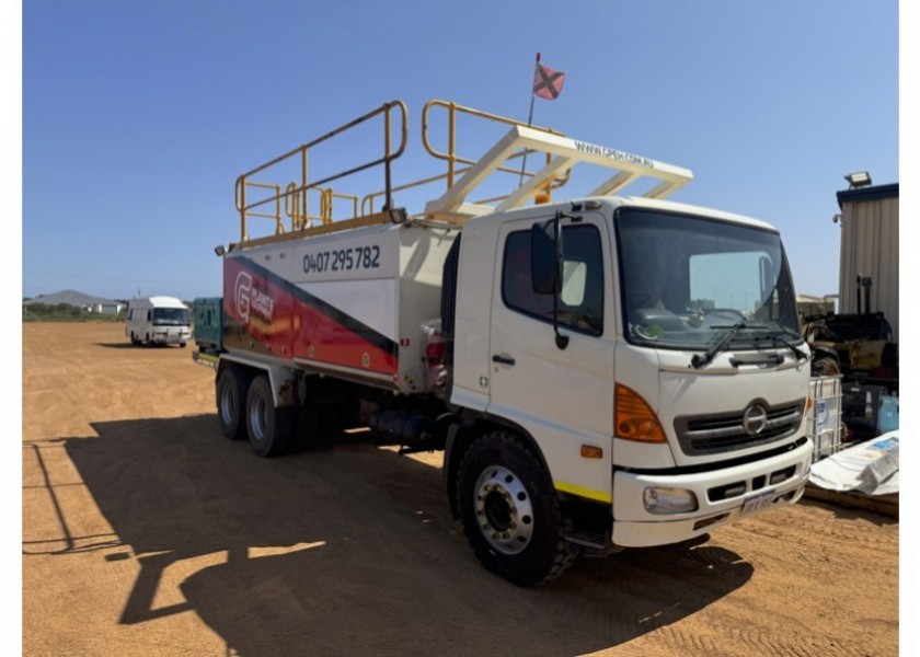 Hino FM500 Service Truck 1