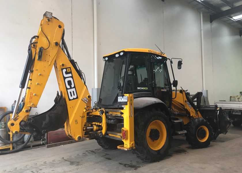 HiRail Backhoe (JCB 3CX) 3