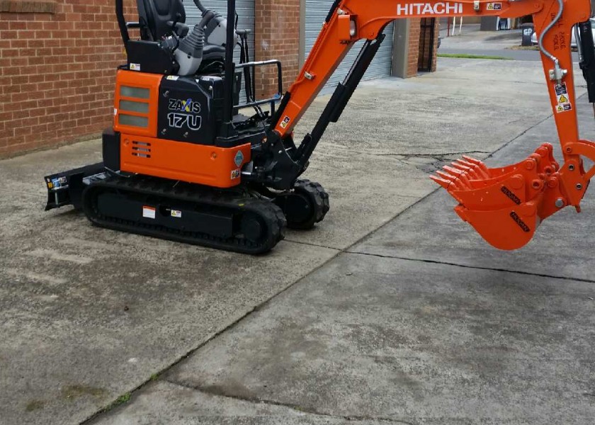 Hitachi 1.7T Excavator 1