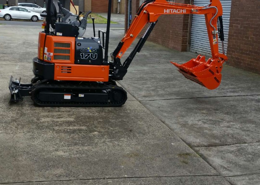 Hitachi 1.7T Excavator 2