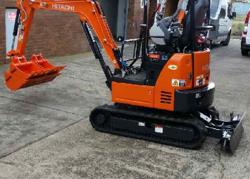 Hitachi 1.7T Excavator 4