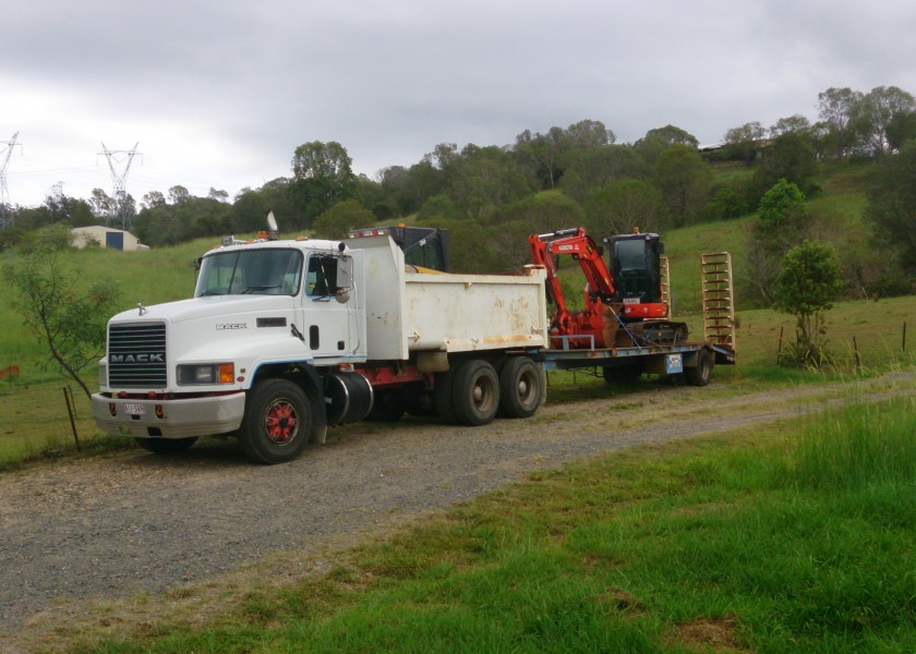 Hitachi 8t Excavator 2