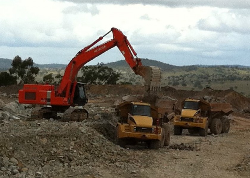 Hitachi ZX470H-3 Excavator 1