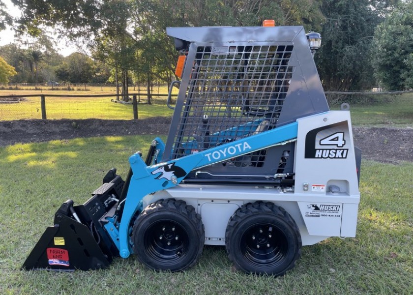 Huski 4SDK4 Mini Bobcat 1