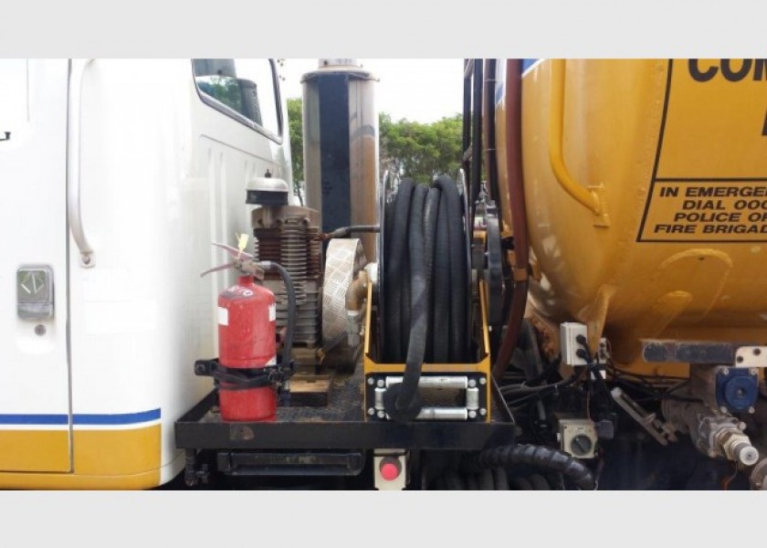 International Navistar Site Service Truck - 10,800L Fuel + lubes 3