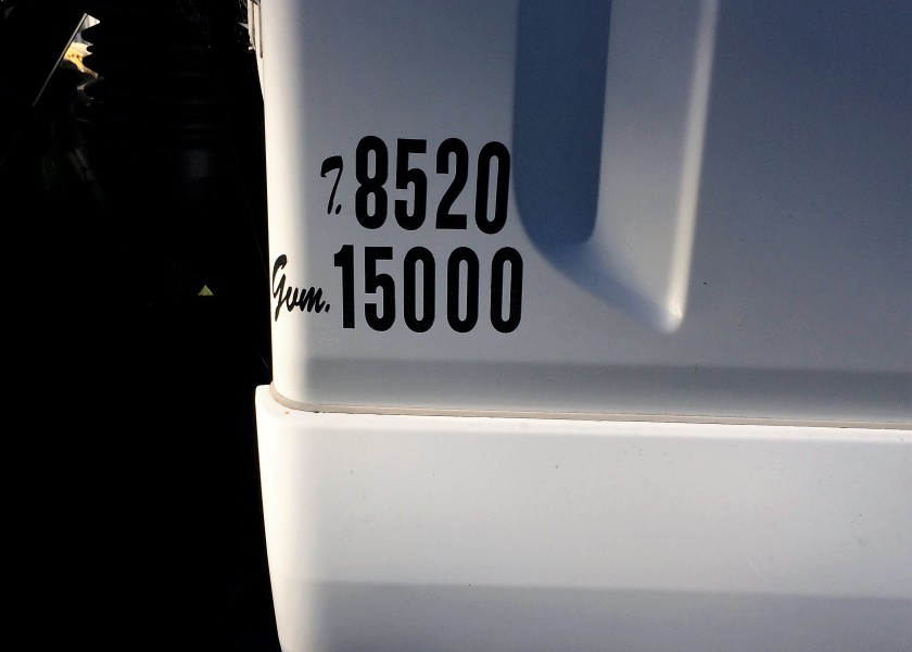 ISUZU 900 FTR Premium Auto Flat bed Crane HIAB truck 4