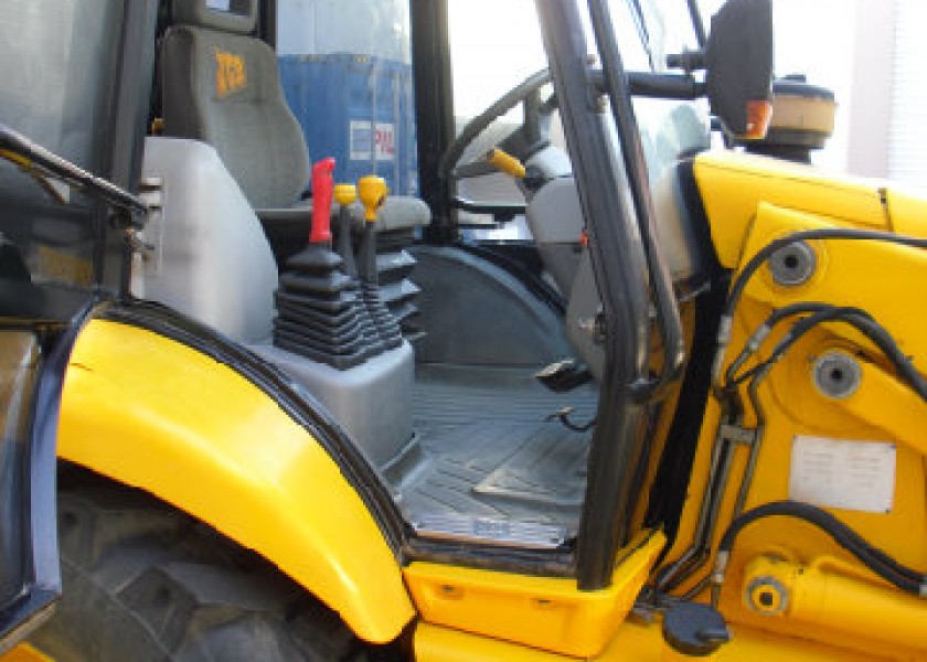 JCB 3CX 4WD Backhoe 2