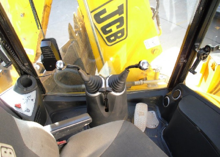 JCB 3CX 4WD Backhoe 3