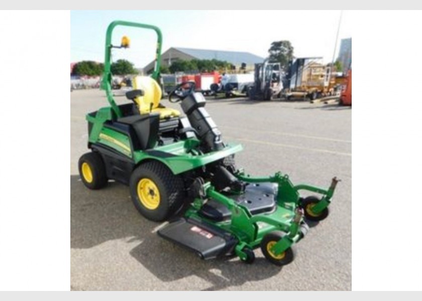 John Deere 1570 Ride on Mower 1