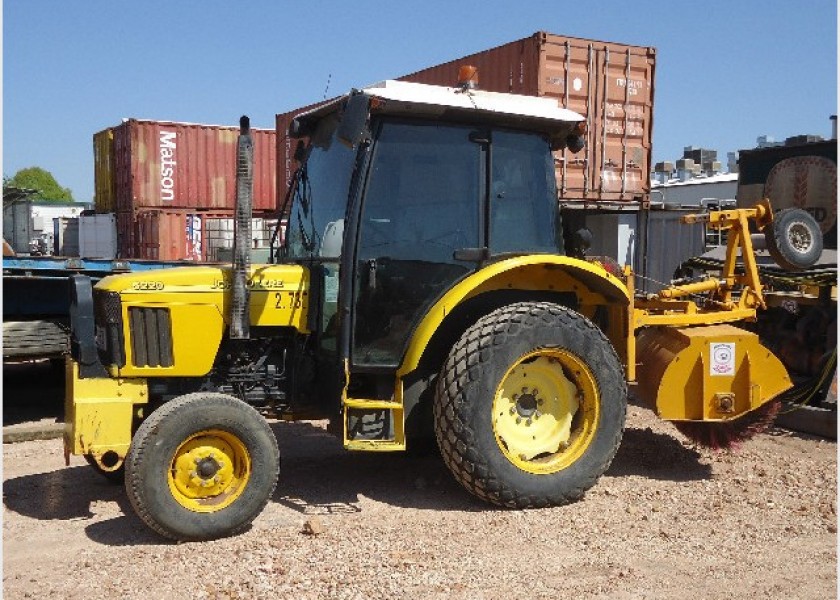 JOHN DEERE 5220 TRACTOR BROOM 1