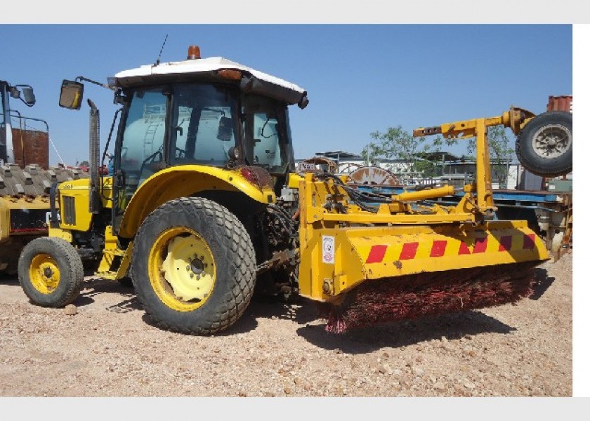 JOHN DEERE 5220 TRACTOR BROOM 2