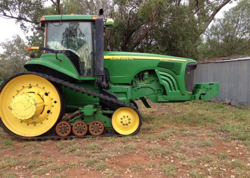 John Deere Tractor 8520T  1