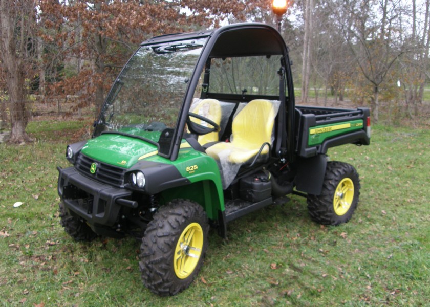 John Deere XUV 825i Gator  1