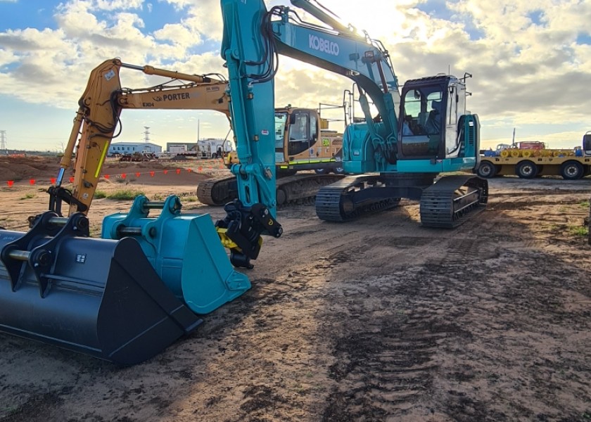 Kobelco 25T Excavator (SK235-7) 1