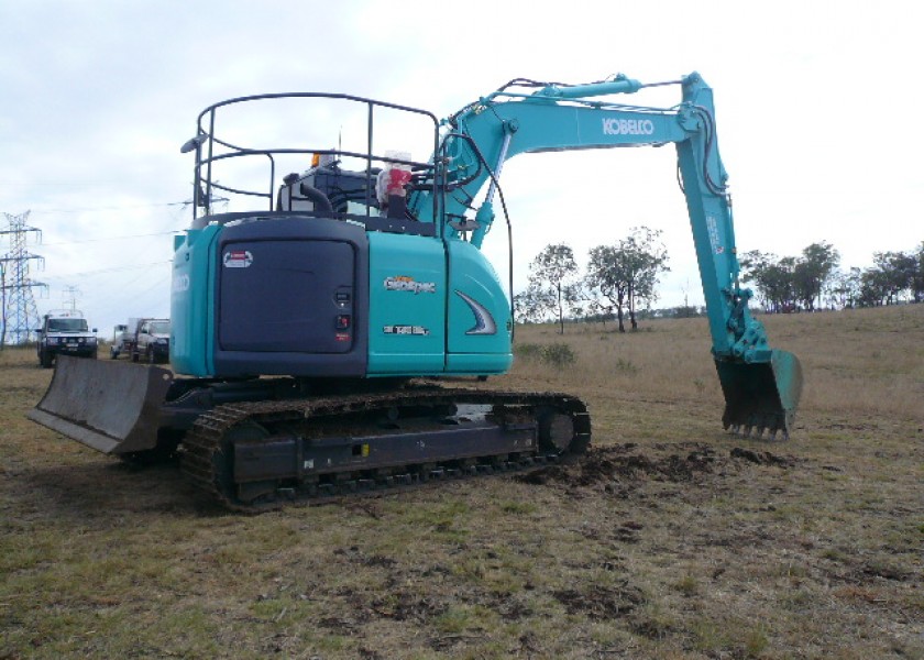 Kobelco SK135SR Excavator 3