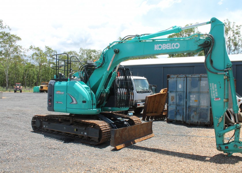 Kobelco SK135SR Excavator 4