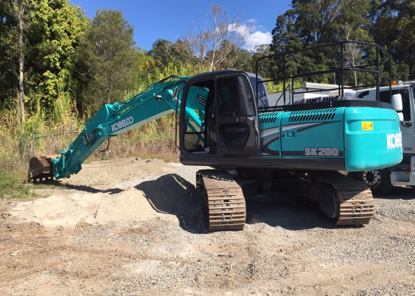 Kobelco SK200-8 1