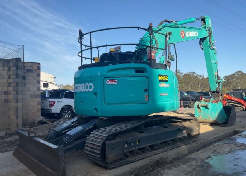 22T Kobelco SK225SR Excavator with Blade 1