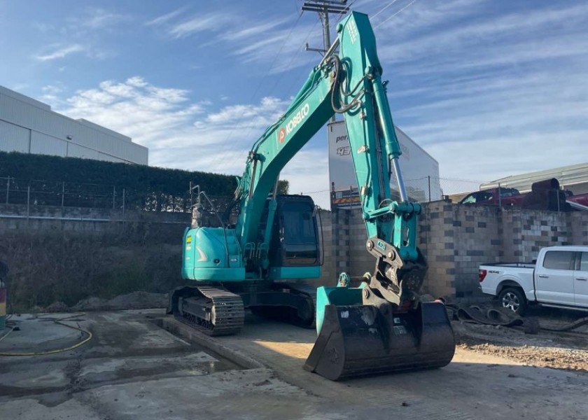 22T Kobelco SK225SR Excavator with Blade 2