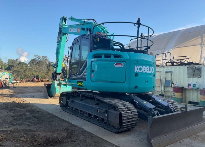 22T Kobelco SK225SR Excavator with Blade 3