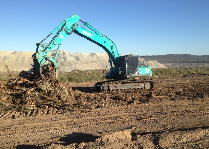 Kobelco SK260LC Excavator 3