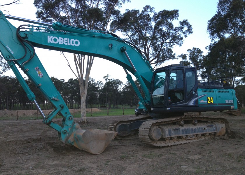 Kobelco SK330 excavator with height and slew limiters 1