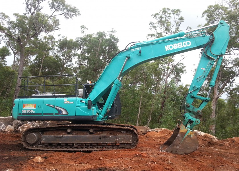 Kobelco SK350LC Excavator 1